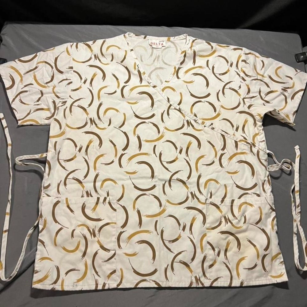 Delta Scrub Top 1X White Brown Gold Abstract Swirl Wrap V-Neck ShortSleevePocket